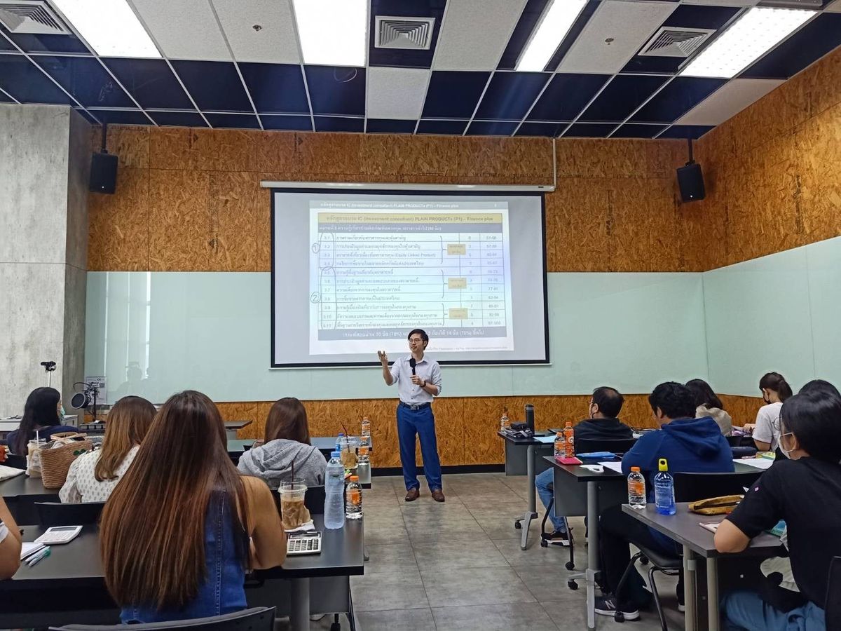 อ.ท๊อป สอนคลาส IC Plain หน้าห้องเรียน